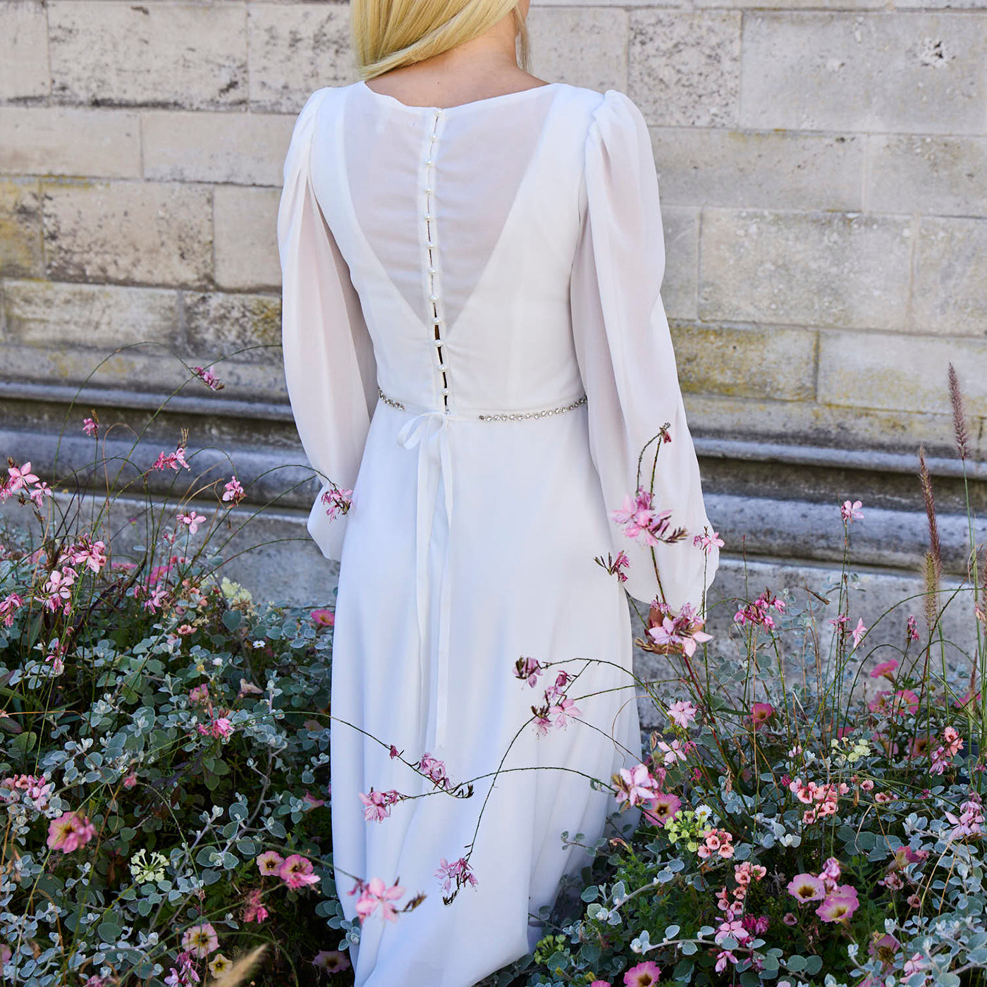 Konfirmationskjole Gabi i florlet chiffon med lange ærmer