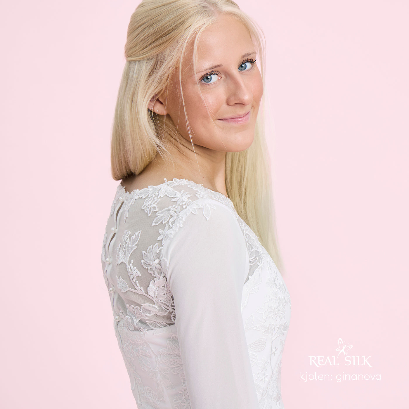 Konfirmationskjole Ginanova med lange ærmer og skørt med scrunch-effekt