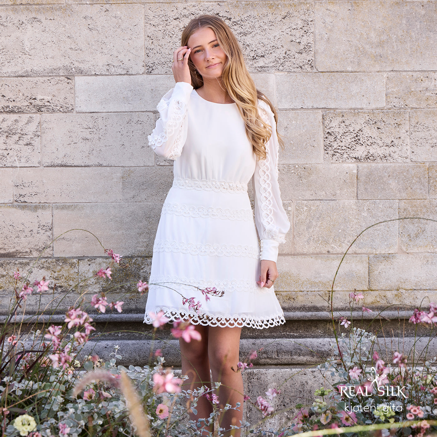 Konfirmationkjole Gita i chiffon med enkle retro-blondedetaljer