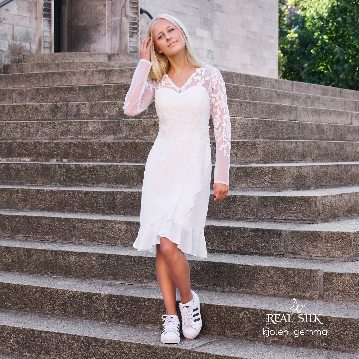 Konfirmationskjole Gemma med V-neck og blonde-detaljer