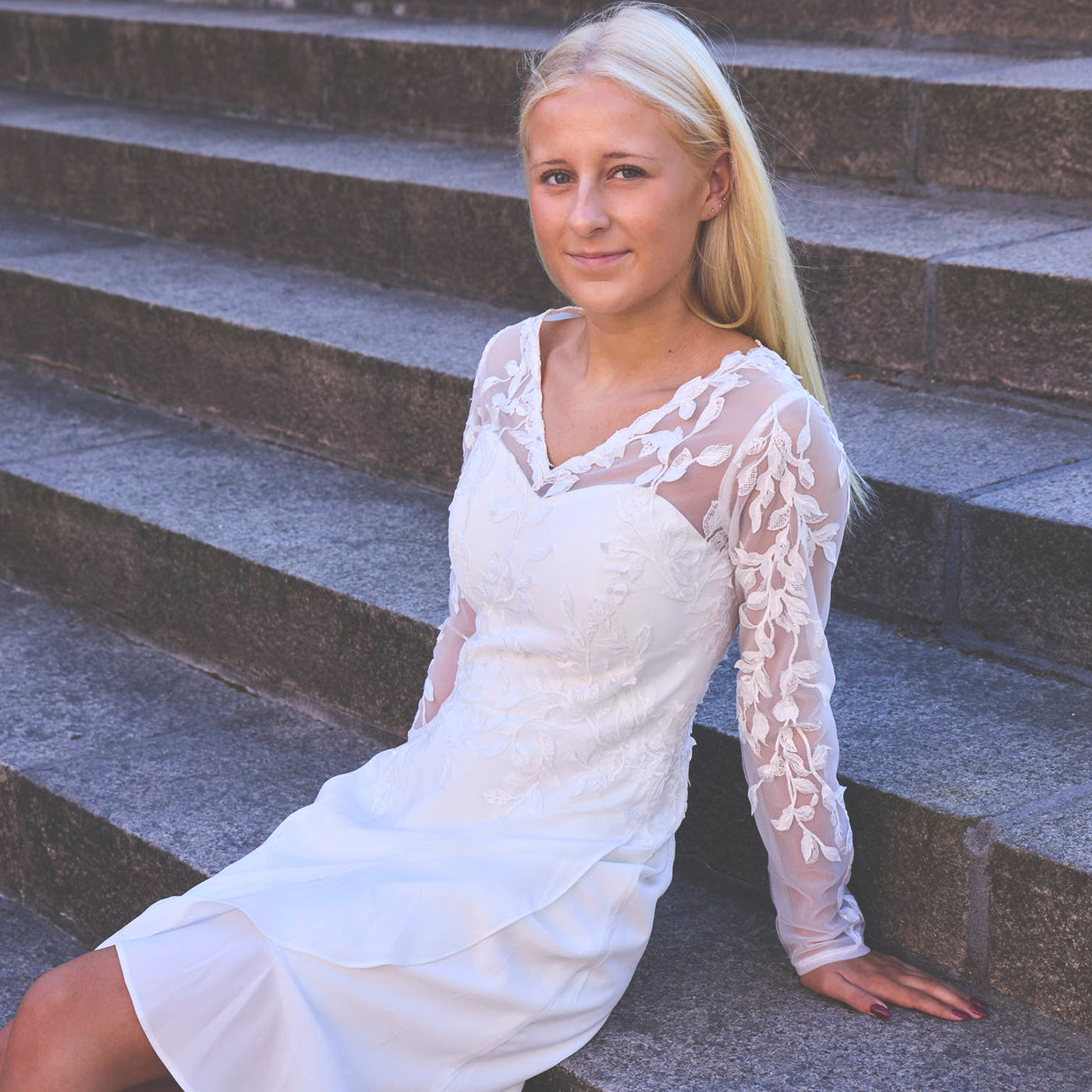 Konfirmationskjole Gemma med V-neck og blonde-detaljer