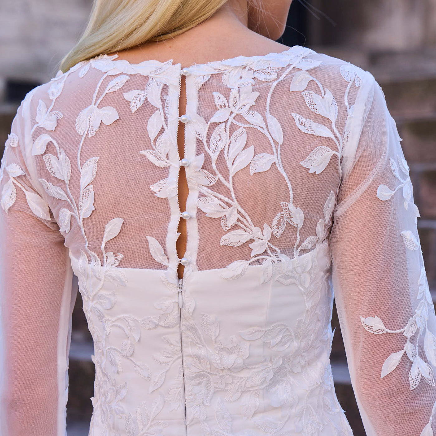Konfirmationskjole Gemma med V-neck og blonde-detaljer