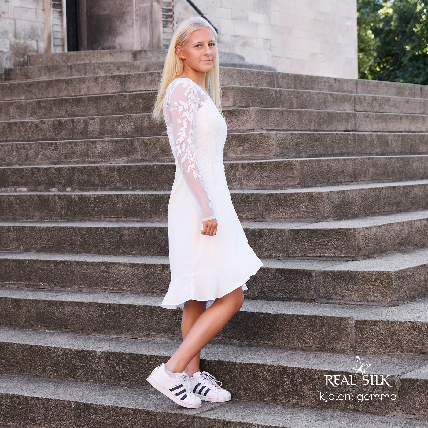 Konfirmationskjole Gemma med V-neck og blonde-detaljer