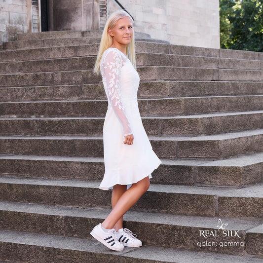 Konfirmationskjole Gemma med V-neck og blonde-detaljer