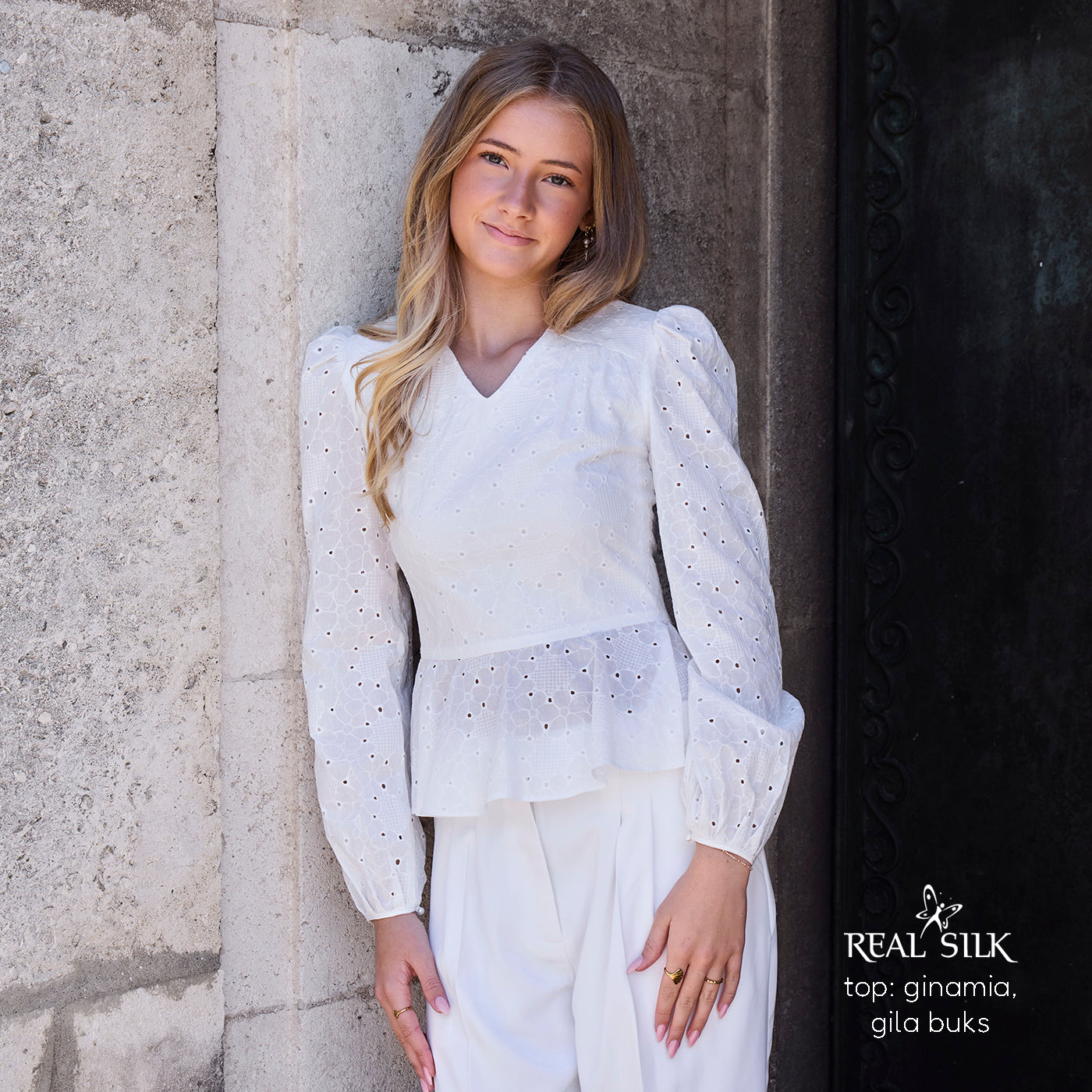 konfirmationsbluse Ginamia med med V-neck, peplum-effekt og lange ærmer