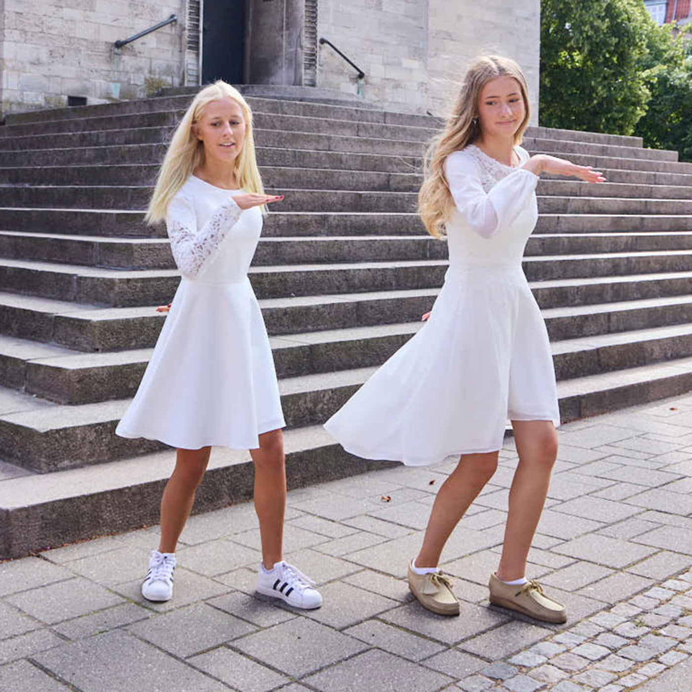Konfirmationskjole Gaiabella i med enkle blonde-ærmer