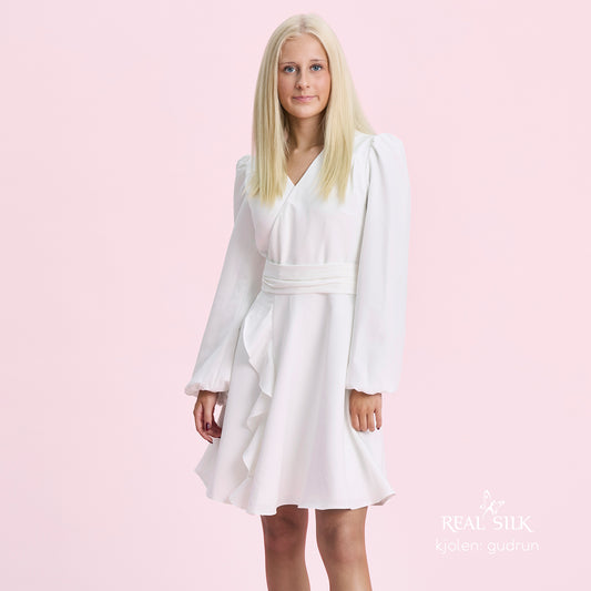 Konfirmationskjole Gudrun med lange, fyldige ærmer og V-neck