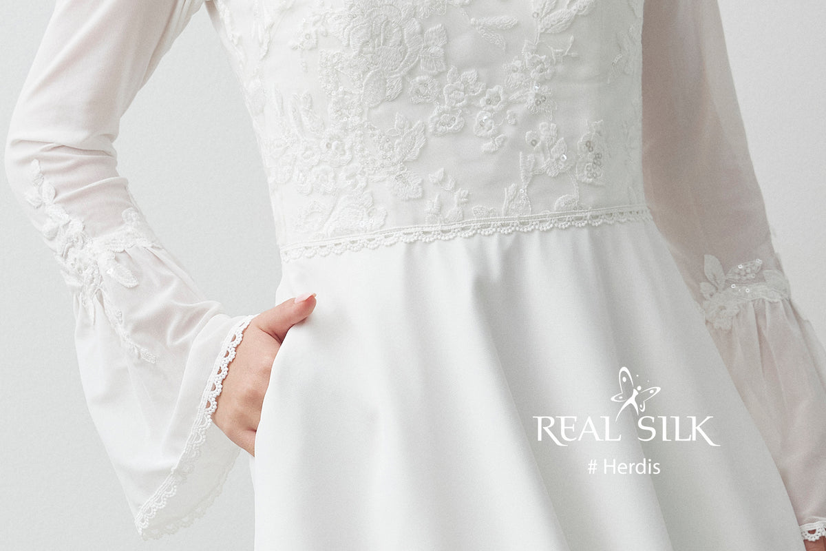 Konfirmationskjole 2027 Herdis | Blonde & Pailletter | Real Silk
