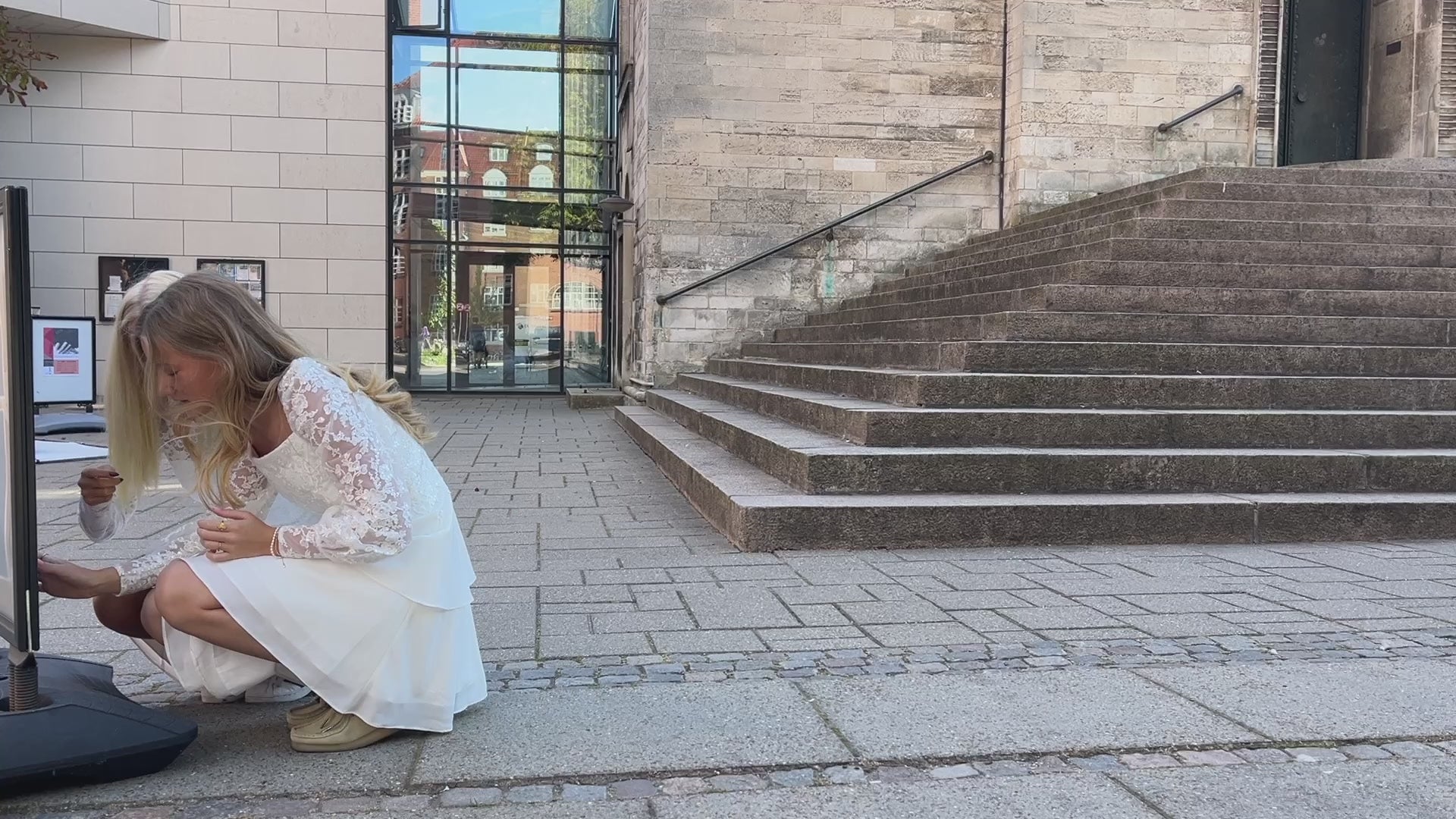 Indlæs video: Tak til vores smukke konfirmationsmodeller Anette og Maria